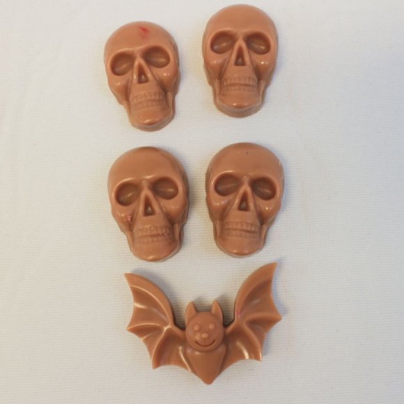 Skulls & Bats Wax Melts | Sandalwood Skull Tarts | Hand Poured - Picture 1 of 3